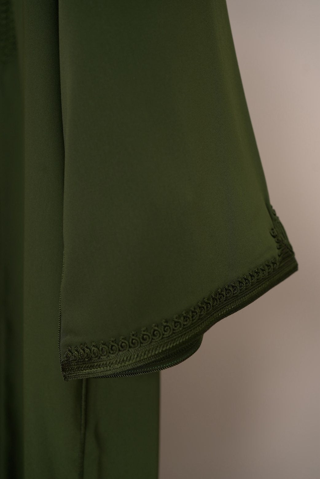 جلابية مغربية بكب أنيق – تصميم من قطعتين بتطريز يدوي