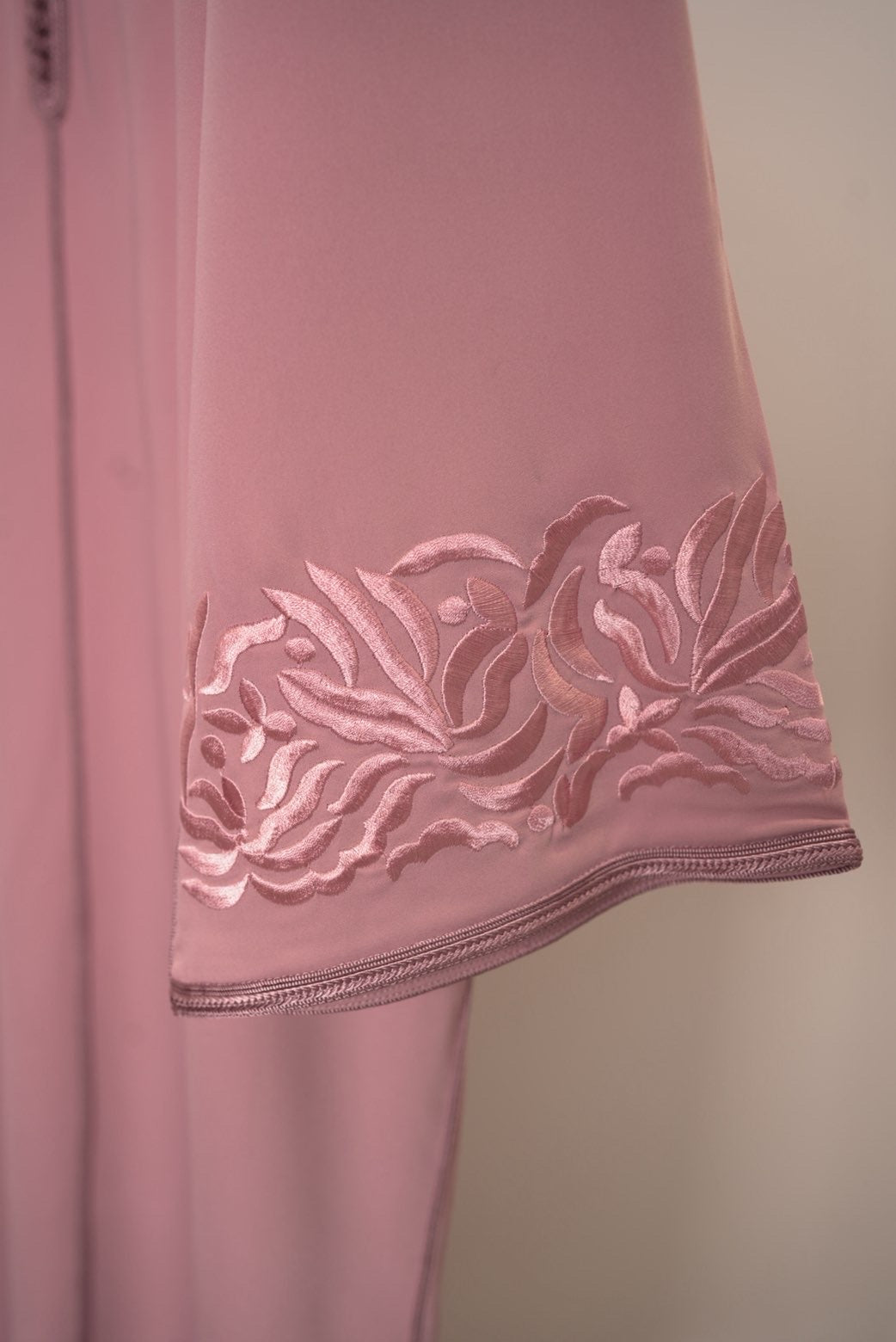 جلابية مغربية بكب أنيق – تصميم من قطعتين بتطريز يدوي