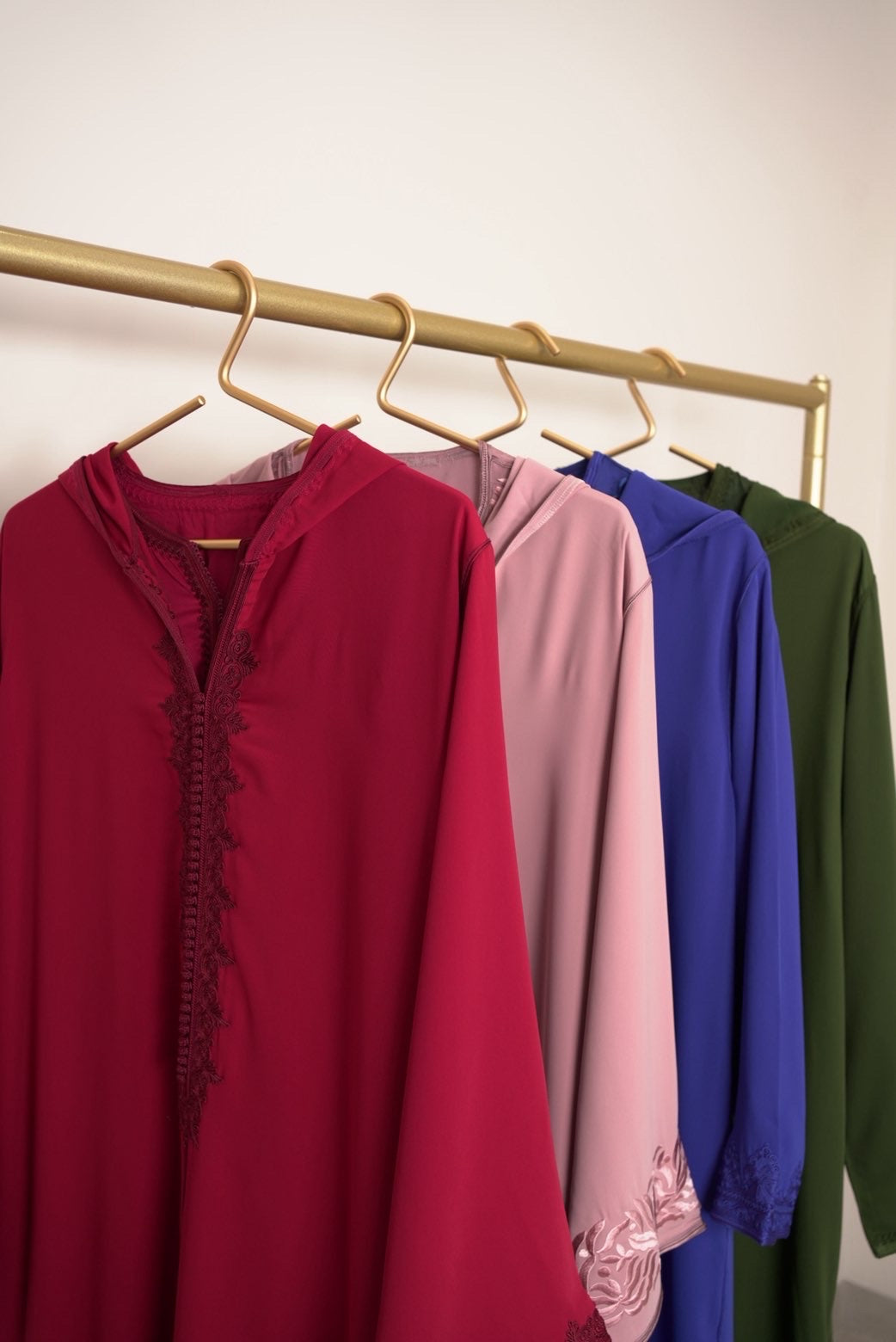 جلابية مغربية بكب أنيق – تصميم من قطعتين بتطريز يدوي