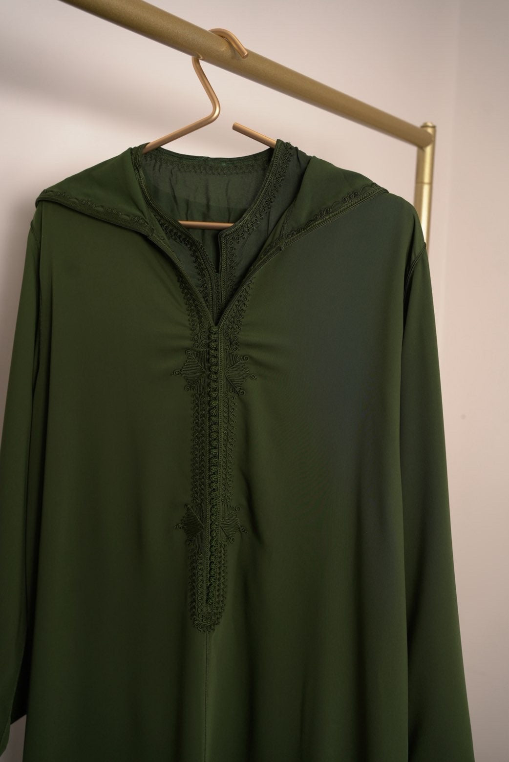 جلابية مغربية بكب أنيق – تصميم من قطعتين بتطريز يدوي