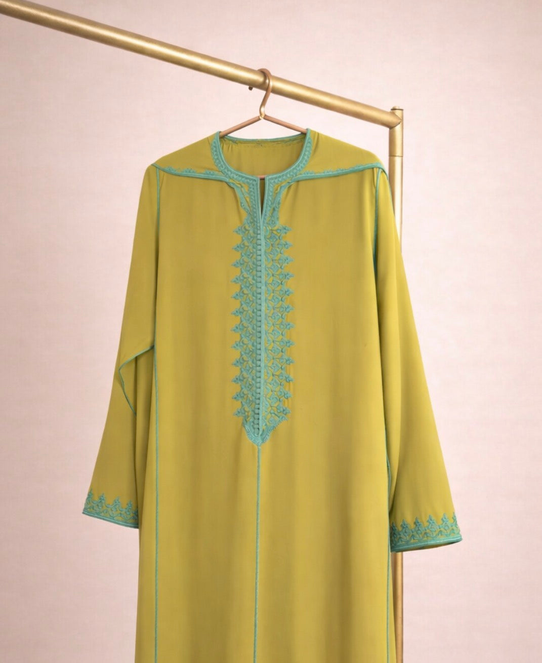 جلابية مغربية بكب أنيق – تصميم من قطعتين بتطريز يدوي