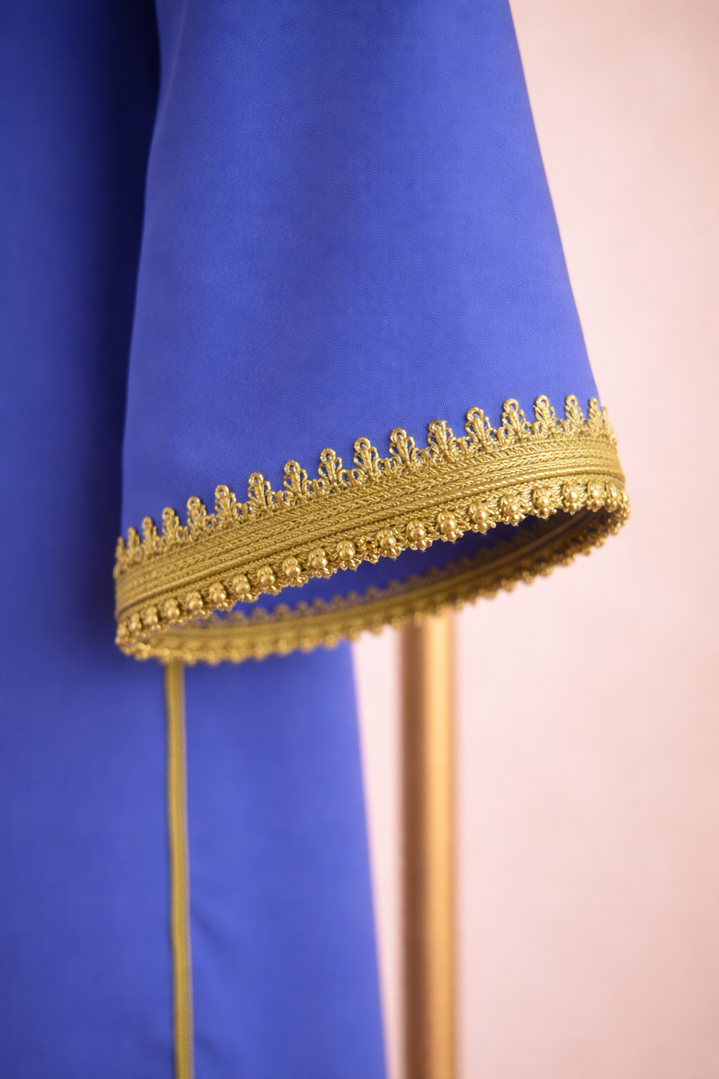 قفطان مغربي ازرق ملكي بتطريز أخضر زيتوني فاخر