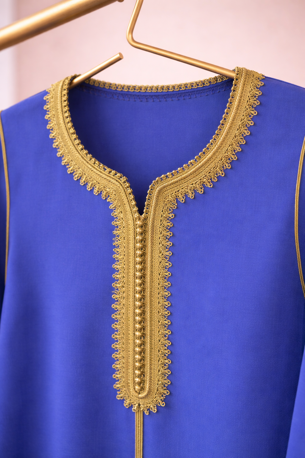 قفطان مغربي ازرق ملكي بتطريز أخضر زيتوني فاخر