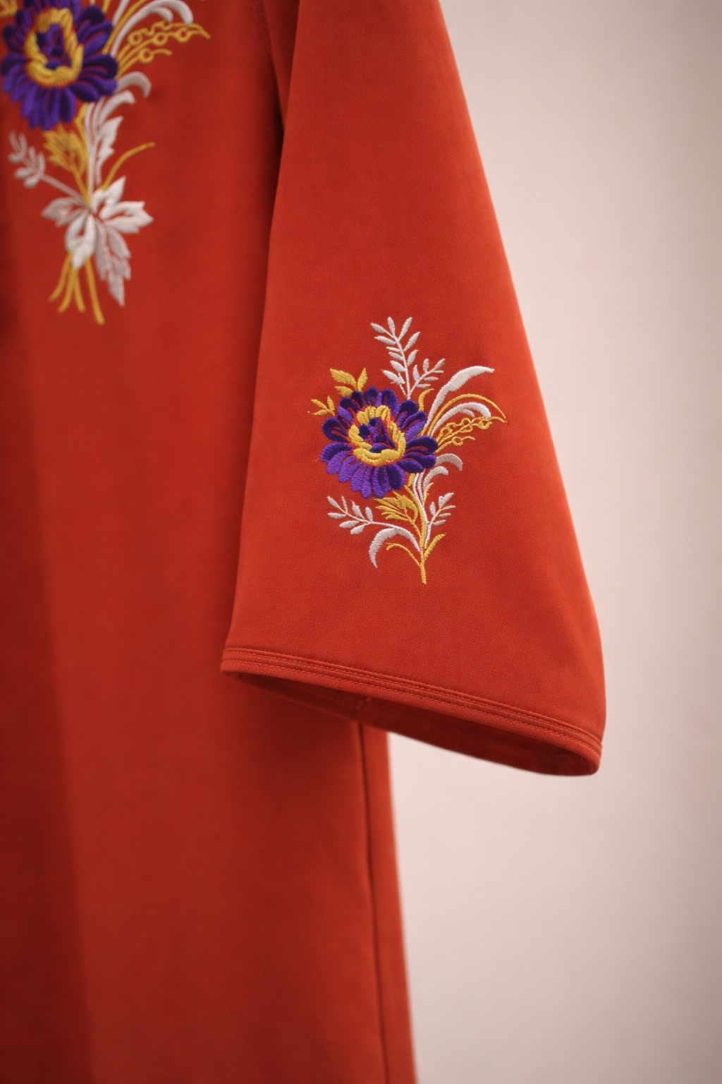 جلابية أطفال مطرّزة يدويًا