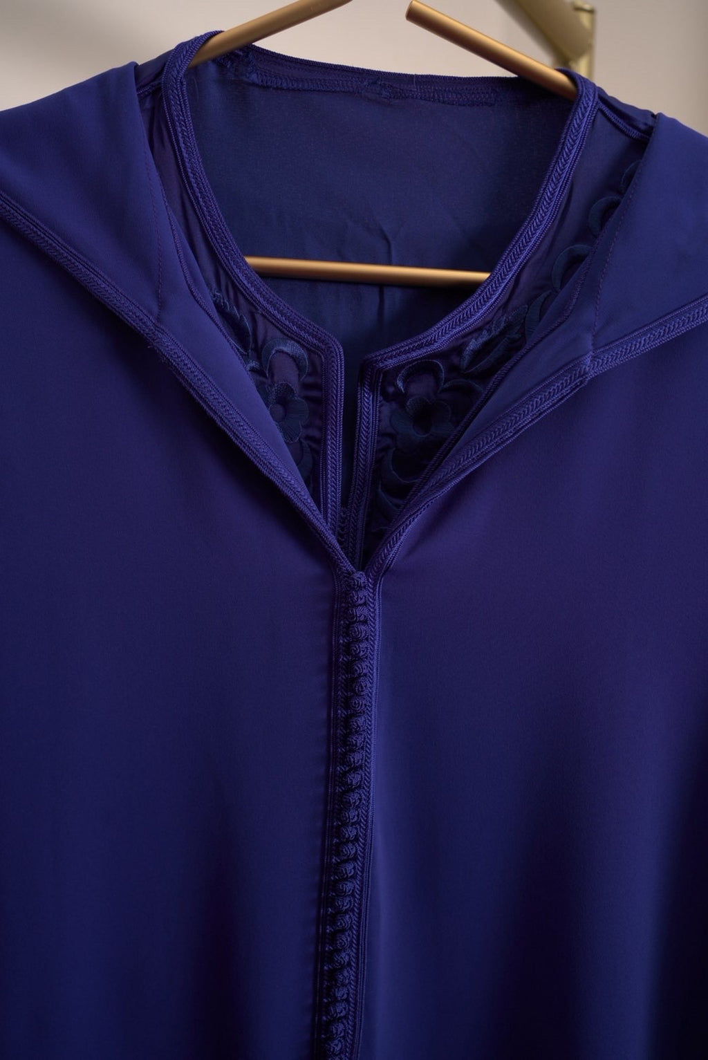 جلابية مغربية بكب أنيق – تصميم من قطعتين بتطريز يدوي