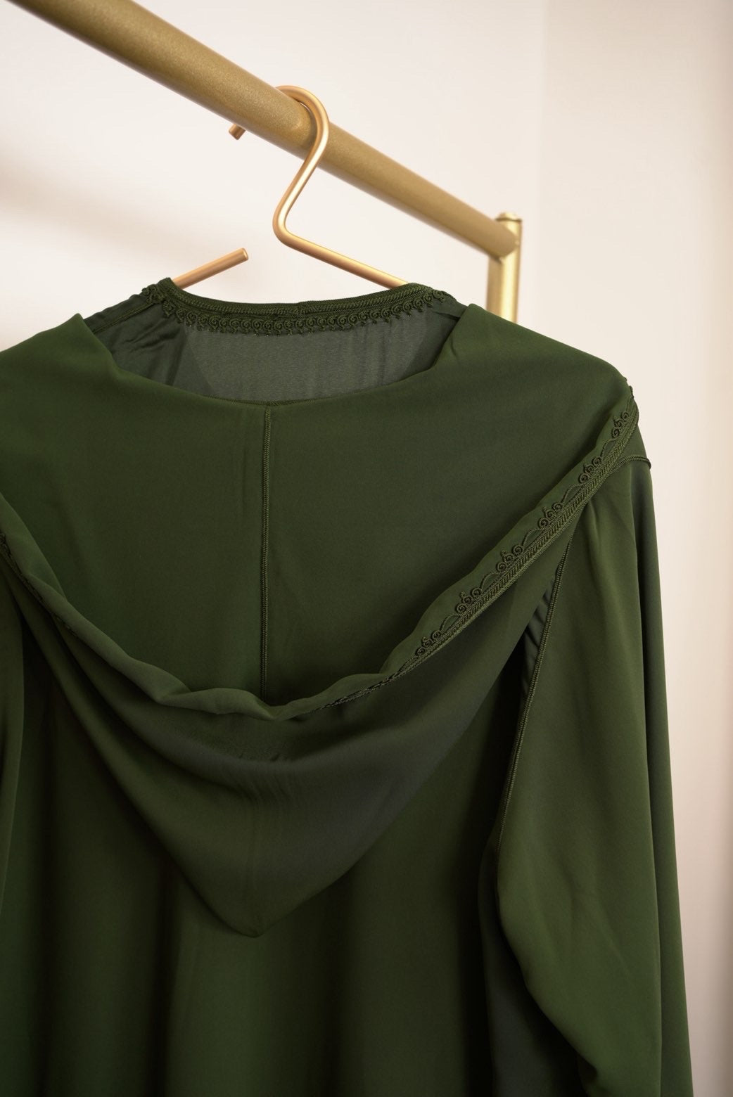 جلابية مغربية بكب أنيق – تصميم من قطعتين بتطريز يدوي