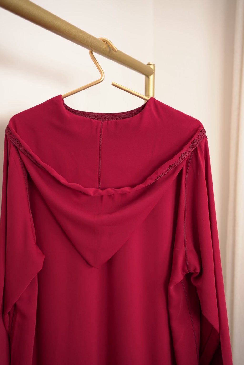 جلابية مغربية بكب أنيق – تصميم من قطعتين بتطريز يدوي