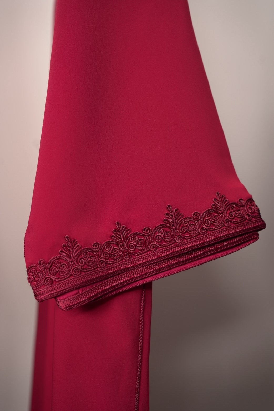 جلابية مغربية بكب أنيق – تصميم من قطعتين بتطريز يدوي