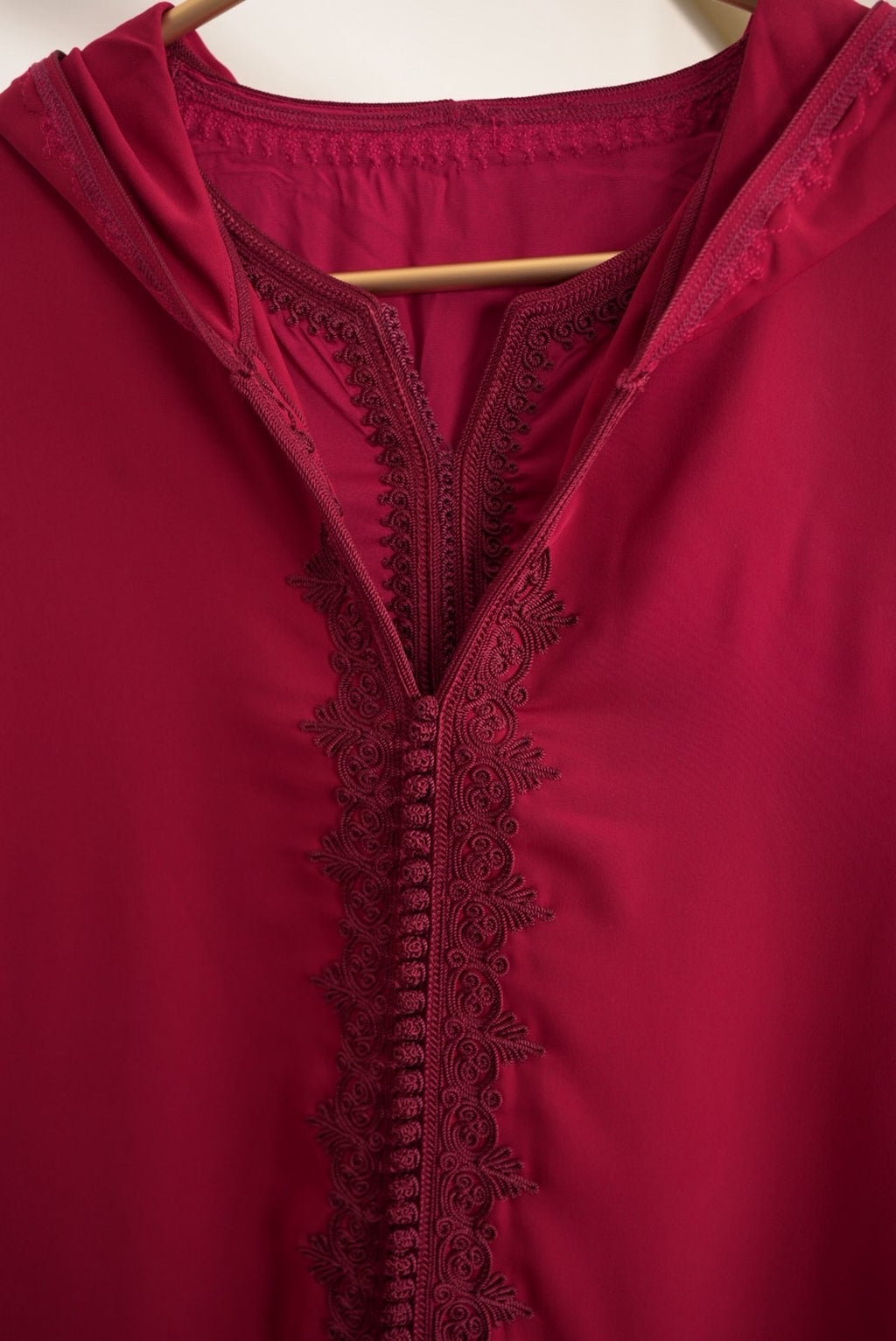 جلابية مغربية بكب أنيق – تصميم من قطعتين بتطريز يدوي