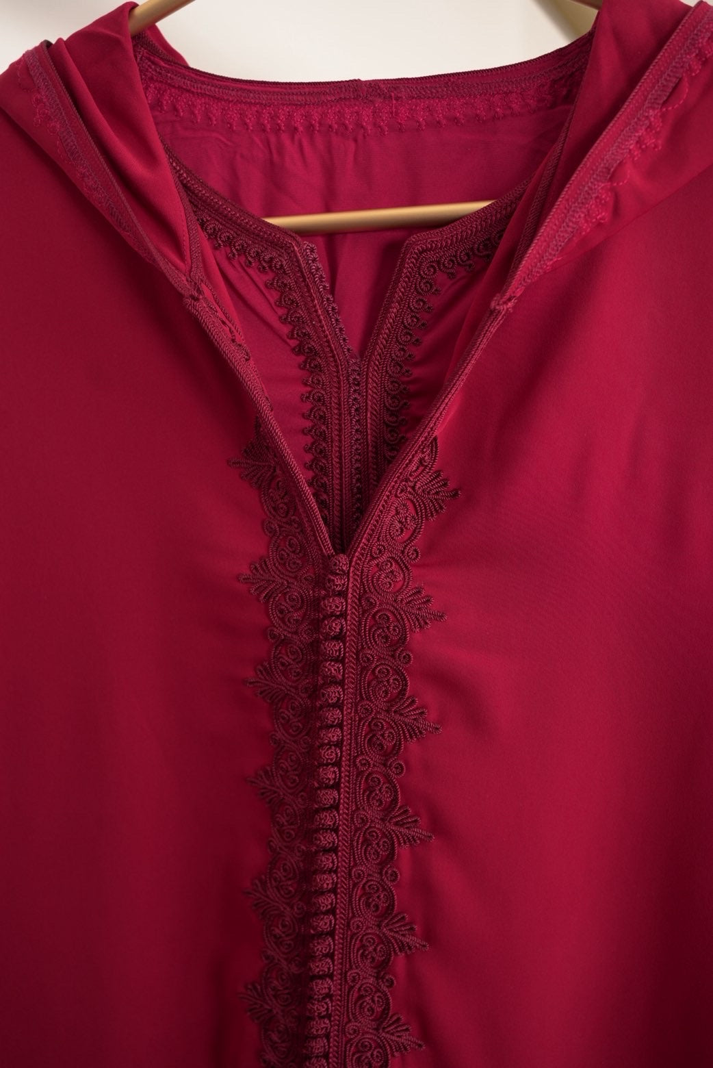 جلابية مغربية بكب أنيق – تصميم من قطعتين بتطريز يدوي