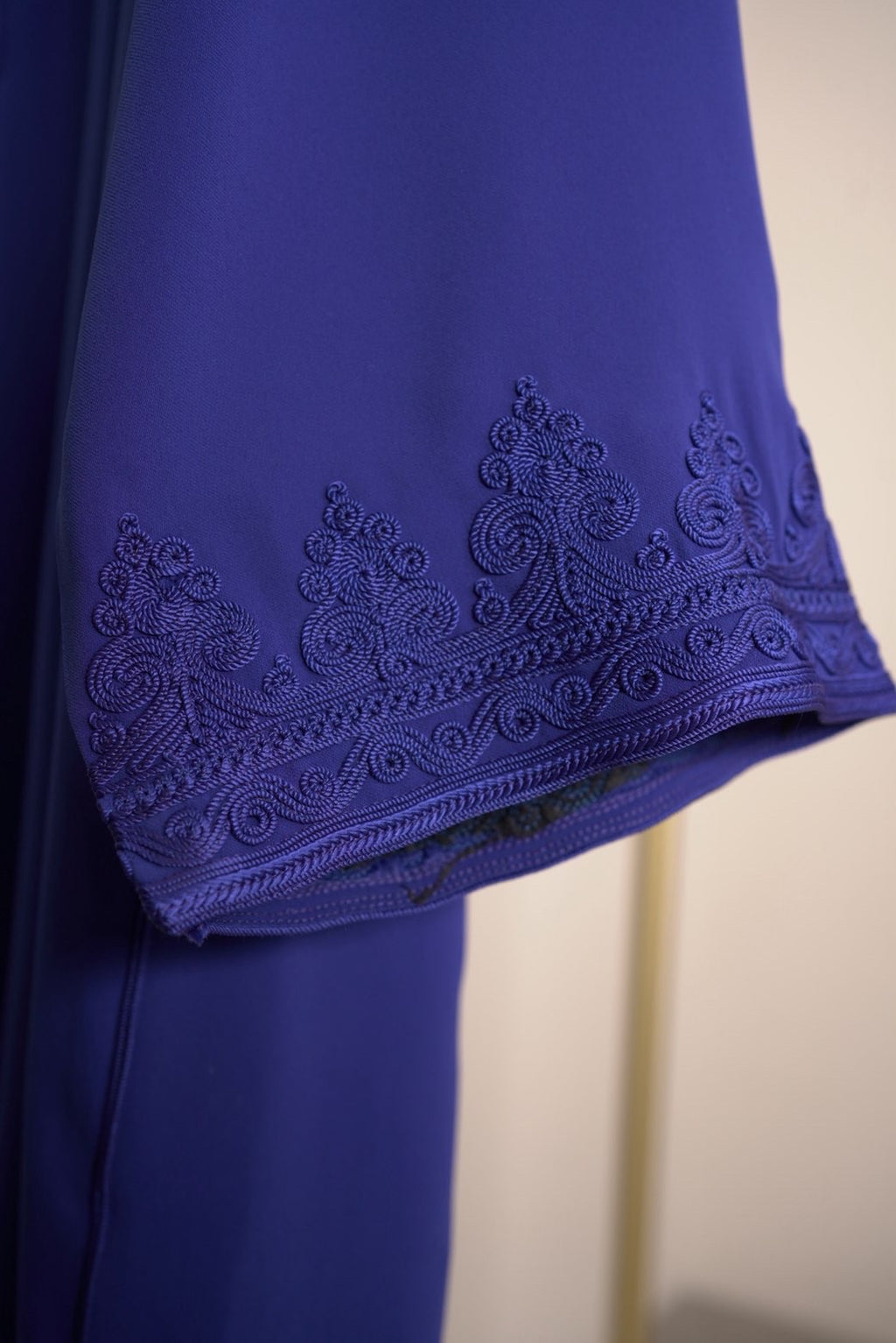 جلابية مغربية بكب أنيق – تصميم من قطعتين بتطريز يدوي