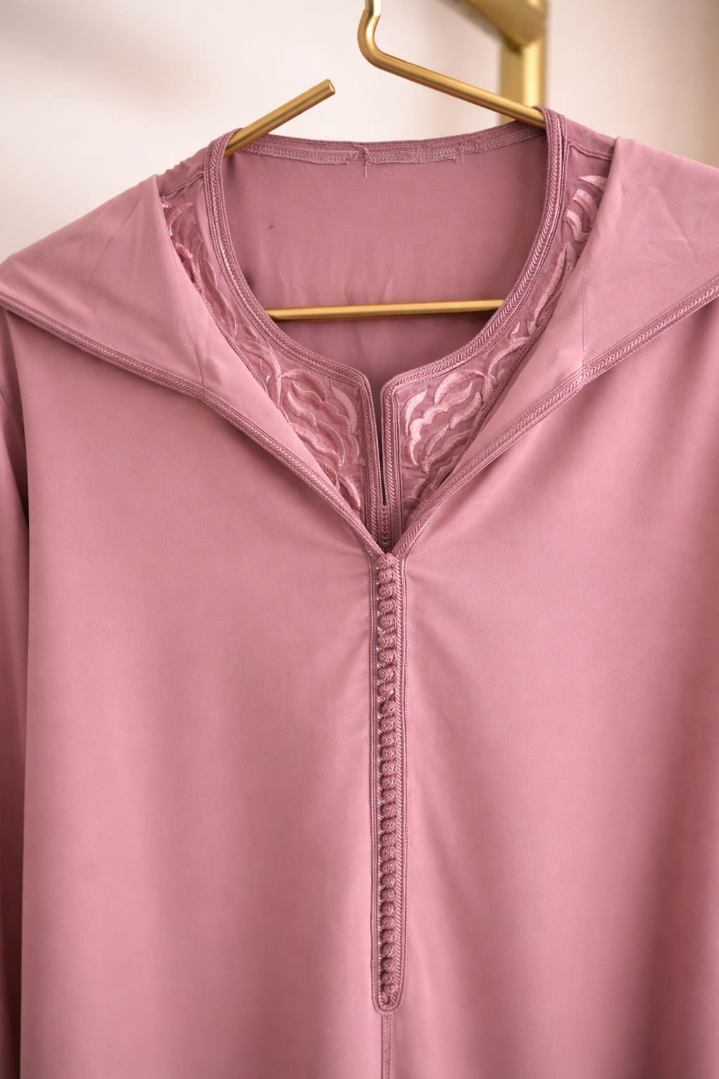 جلابية مغربية بكب أنيق – تصميم من قطعتين بتطريز يدوي