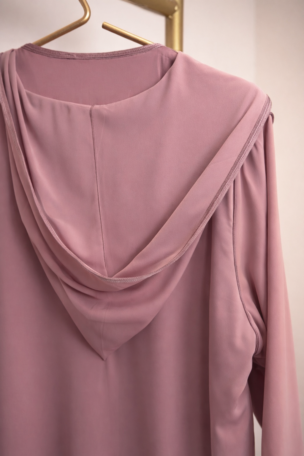 جلابية مغربية بكب أنيق – تصميم من قطعتين بتطريز يدوي