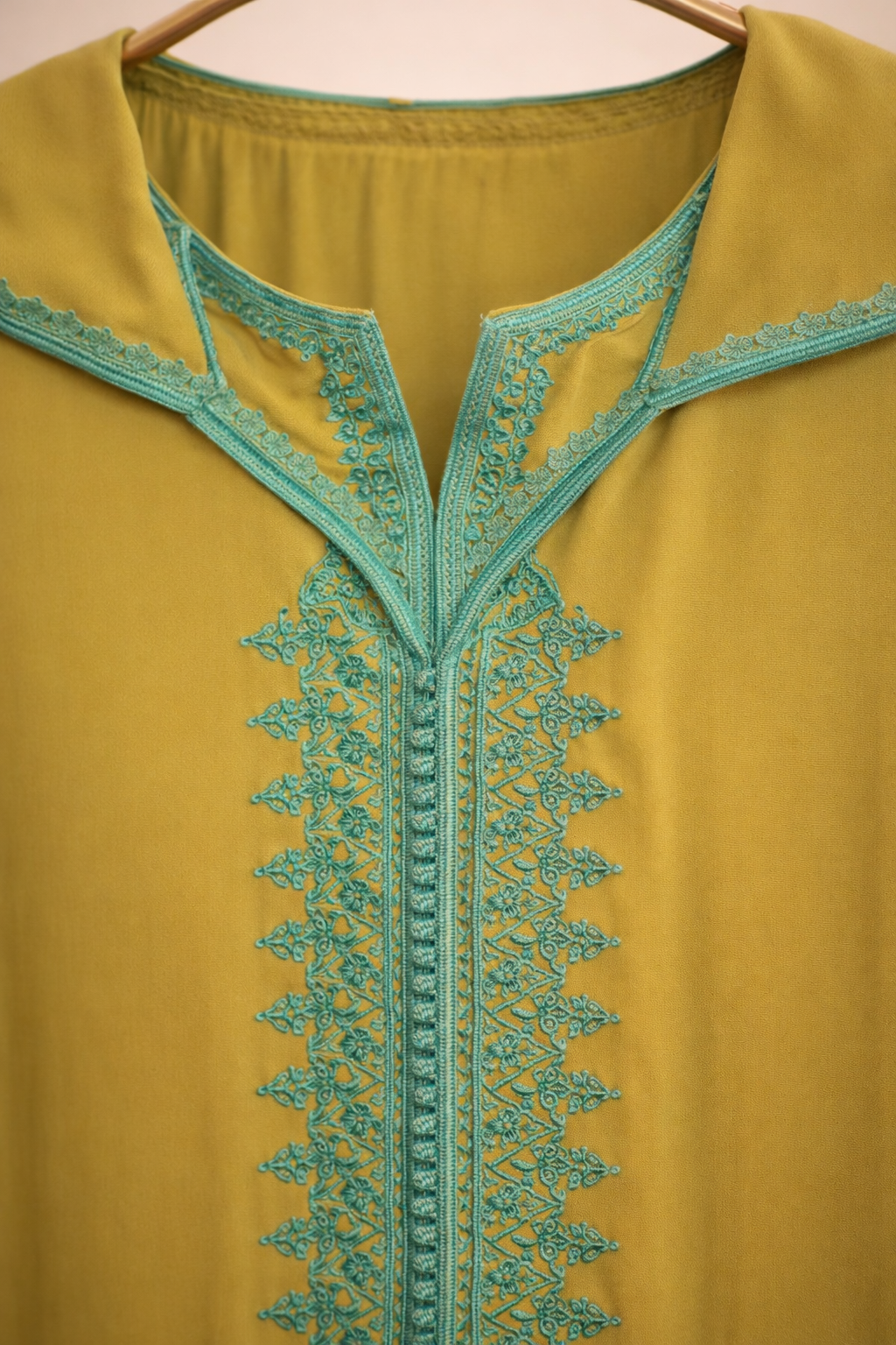 جلابية مغربية بكب أنيق – تصميم من قطعتين بتطريز يدوي